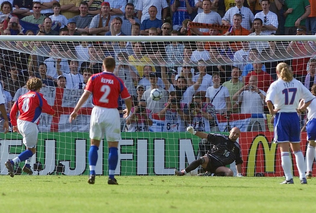 Euro 2000: Karel Pobosrký proměňuje penaltu v zápase proti Francii.
