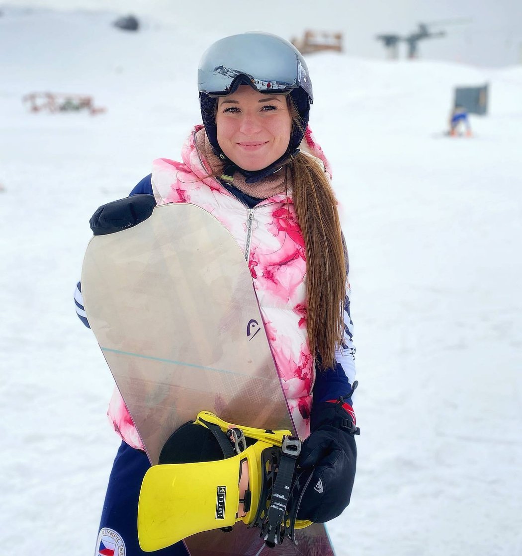 Snowboardistka Vendula Hopjáková se Adamczykové smála za batoh, který s sebou Eva vláčela
