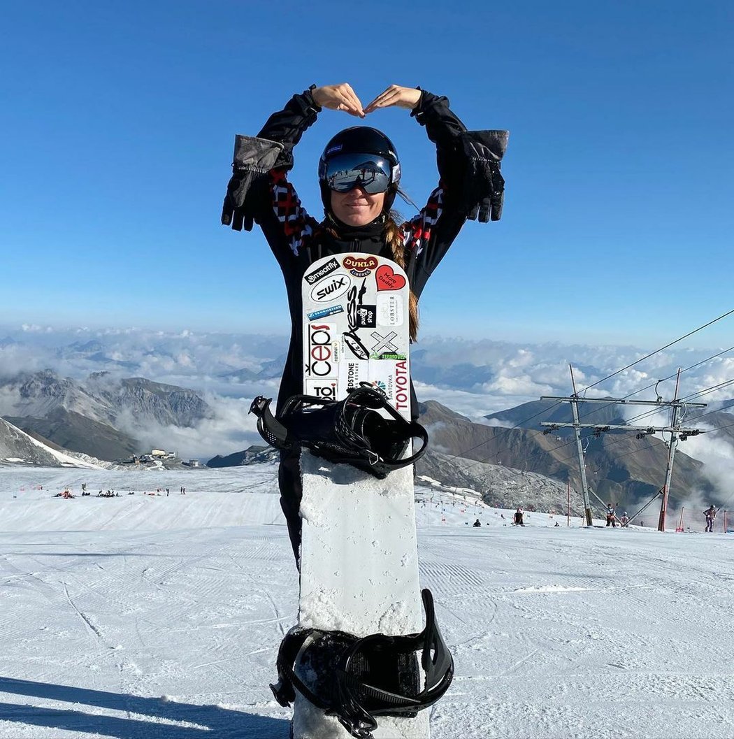 Snowboardistka Vendula Hopjáková se Adamczykové smála za batoh, který s sebou Eva vláčela