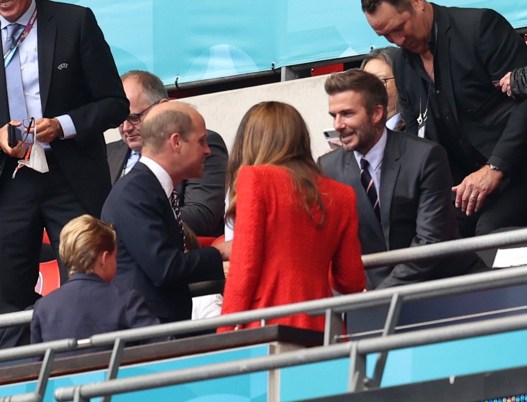 Královská rodina o přestávce poklábosila s Davidem Beckhamem