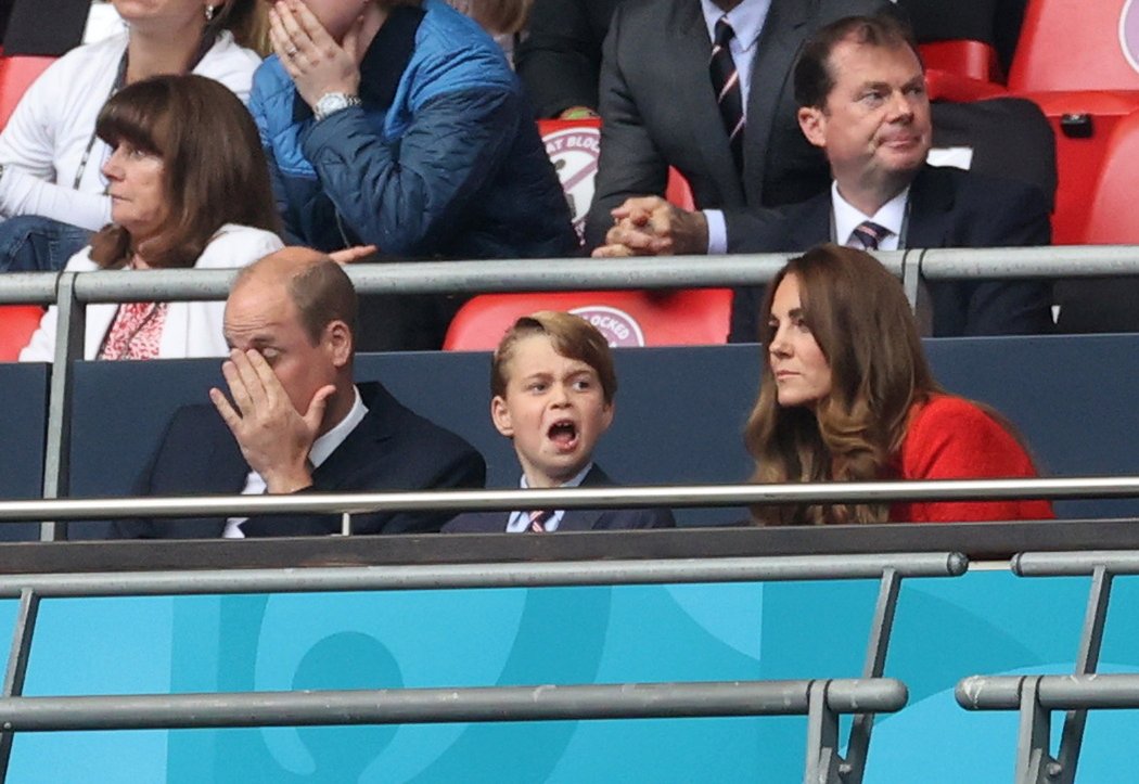 Princ William, jeho manželka Kate a syn George vyrazili na osmifinále Euro Anglie - Německo. Výhru domácích 2:0 si užili náramně.
