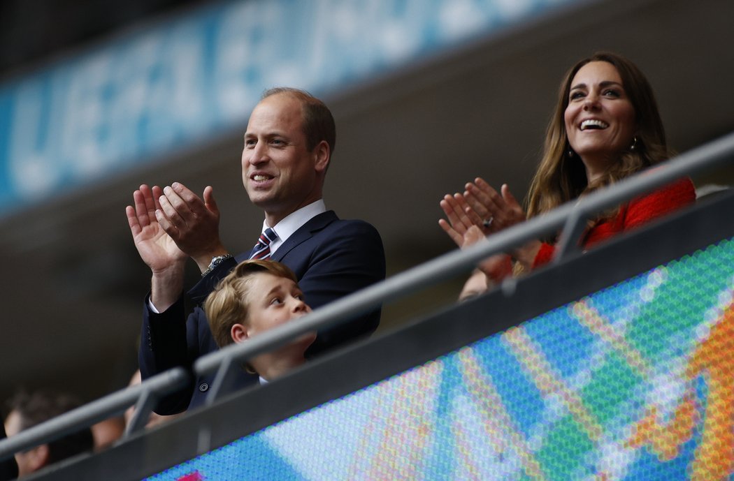 Princ William, jeho manželka Kate a syn George vyrazili na osmifinále Euro Anglie - Německo. Výhru domácích 2:0 si užili náramně.