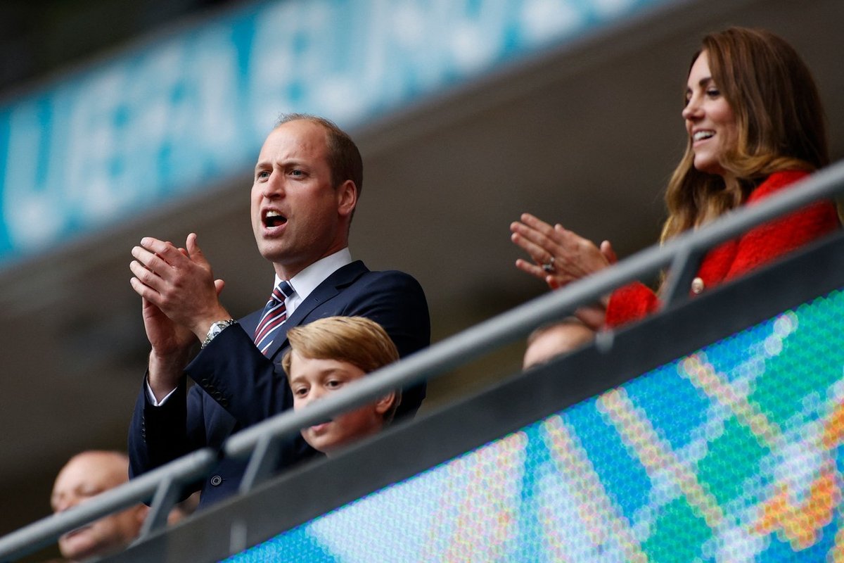 Princ William, jeho manželka Kate a syn George vyrazili na osmifinále Euro Anglie - Německo. Výhru domácích 2:0 si užili náramně.