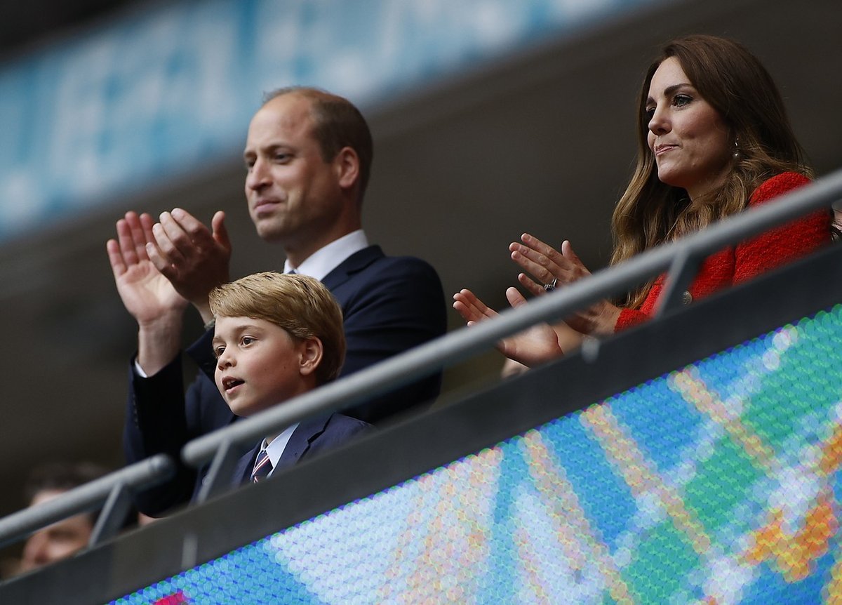 Princ William, jeho manželka Kate a syn George vyrazili na osmifinále Euro Anglie - Německo. Výhru domácích 2:0 si užili náramně.