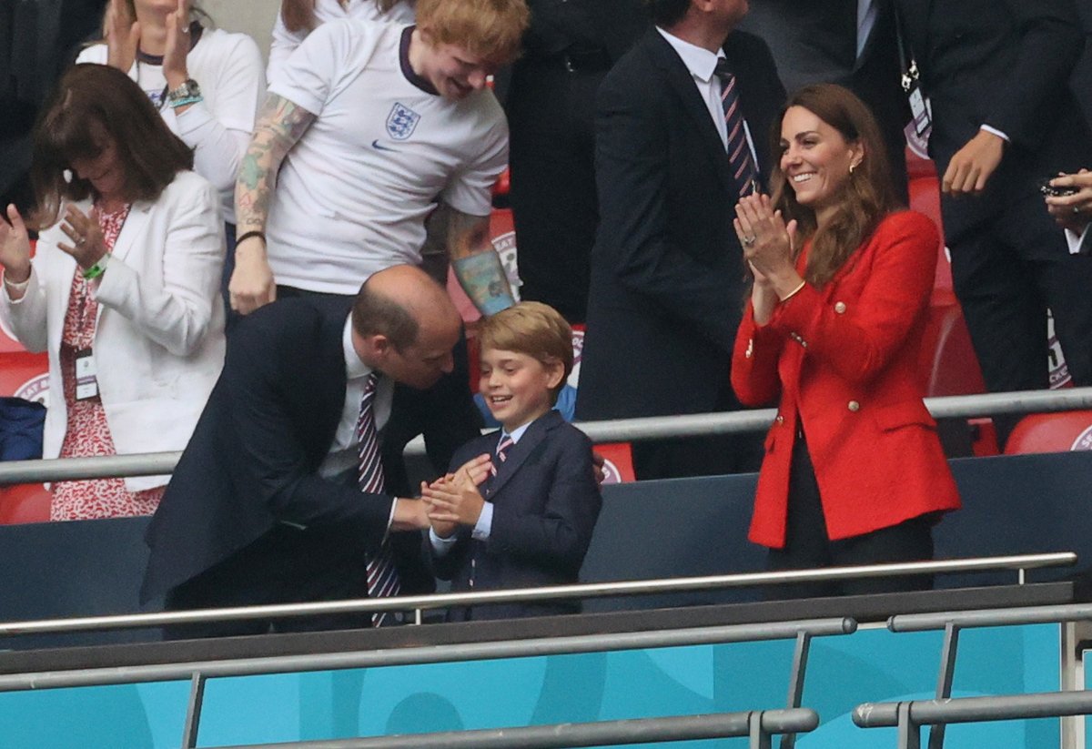 Princ William, jeho manželka Kate a syn George vyrazili na osmifinále Euro Anglie - Německo. Výhru domácích 2:0 si užili náramně.