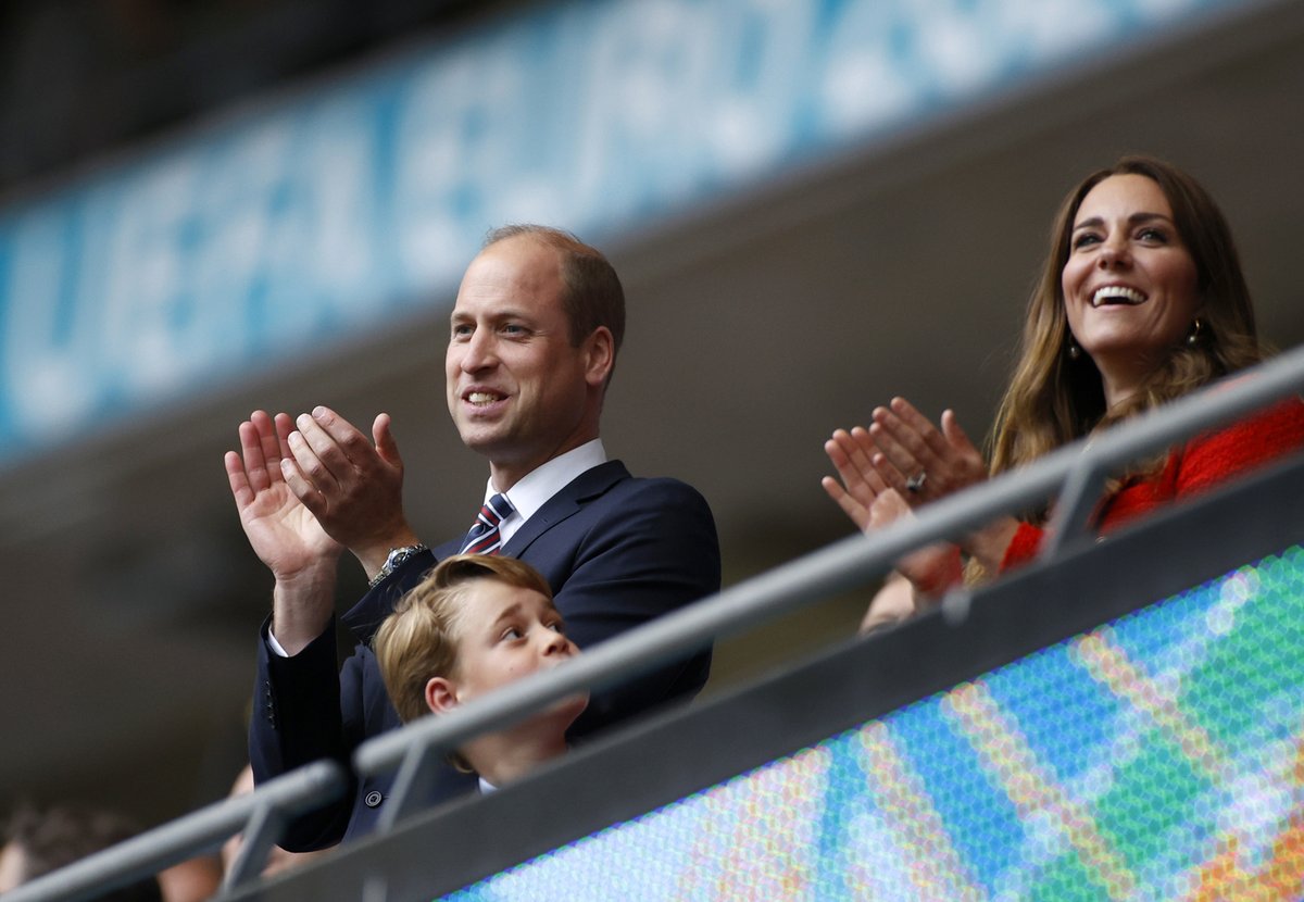 Princ William, jeho manželka Kate a syn George vyrazili na osmifinále Euro Anglie - Německo. Výhru domácích 2:0 si užili náramně.