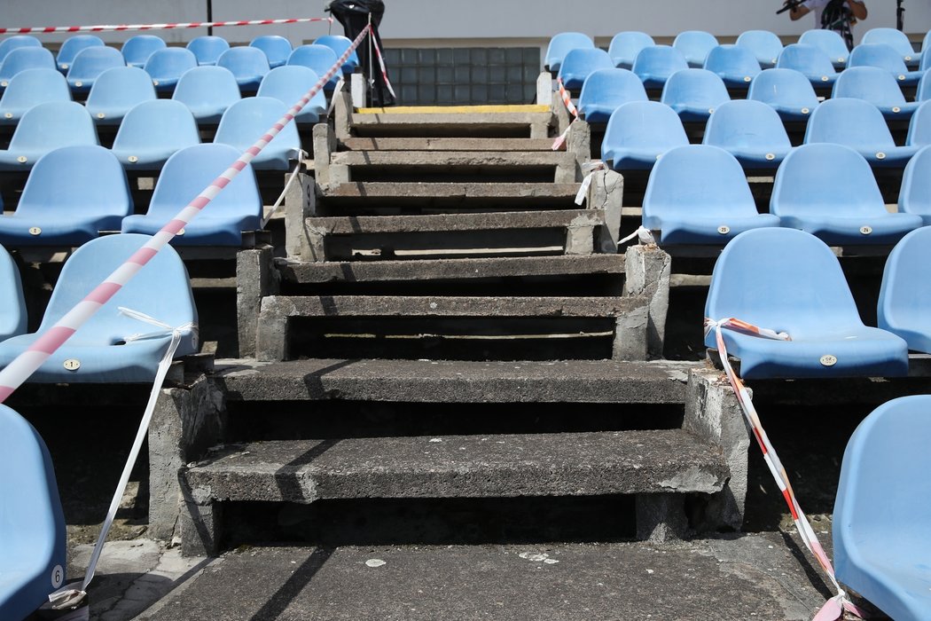 Strahovský stadion je v dezolátním stavu.