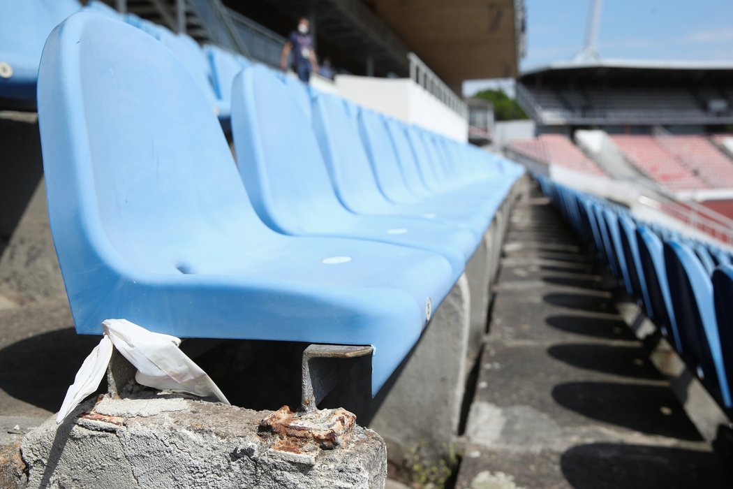 Strahovský stadion je v dezolátním stavu.