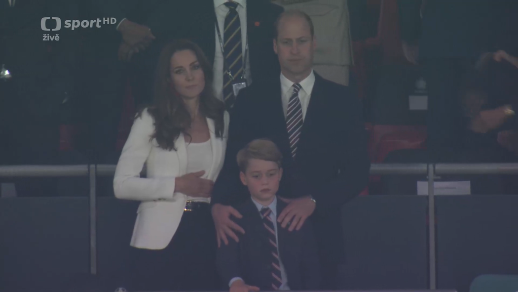 Zdrcený princ William s manželkou Kate a synem Georgem po finále Euro mezi Anglií a Itálií