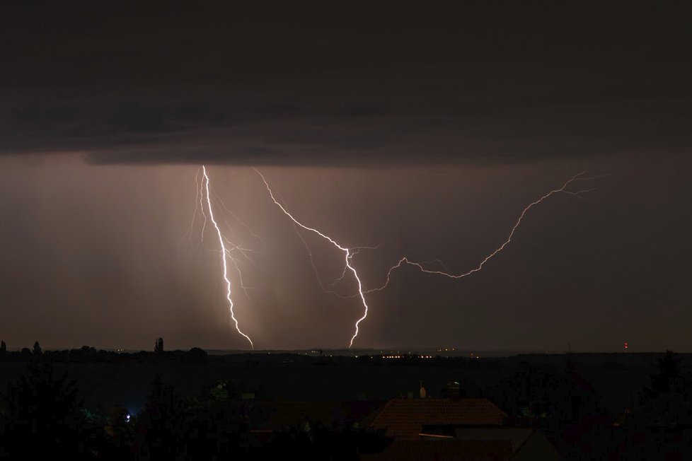 Blesky při noční bouřce na Mělnicku