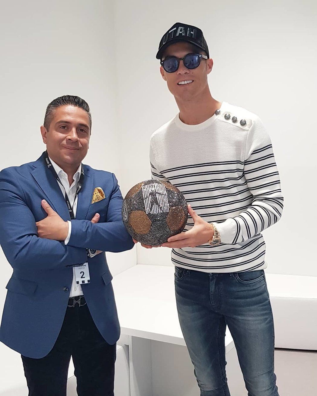 Cristiano Ronaldo s umělcem Mauriciem Benitezem