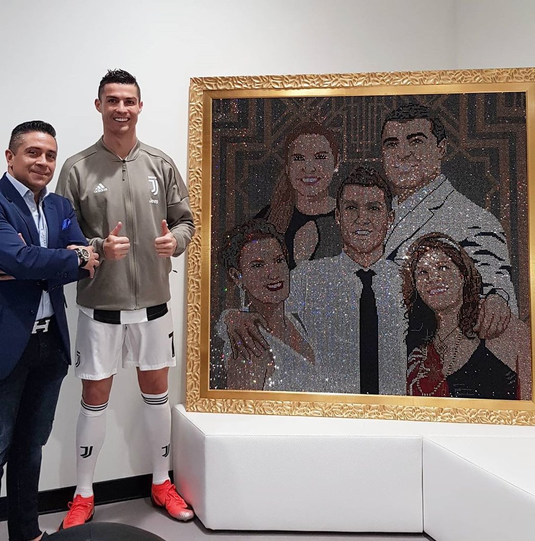 Cristiano Ronaldo s umělcem Mauriciem Benitezem