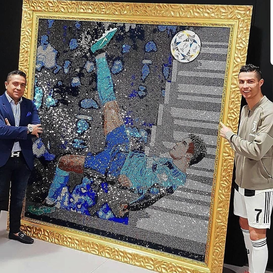 Cristiano Ronaldo s umělcem Mauriciem Benitezem