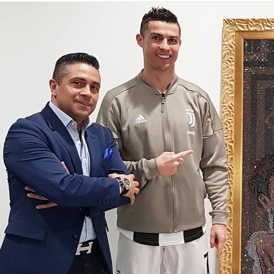 Cristiano Ronaldo s umělcem Mauriciem Benitezem