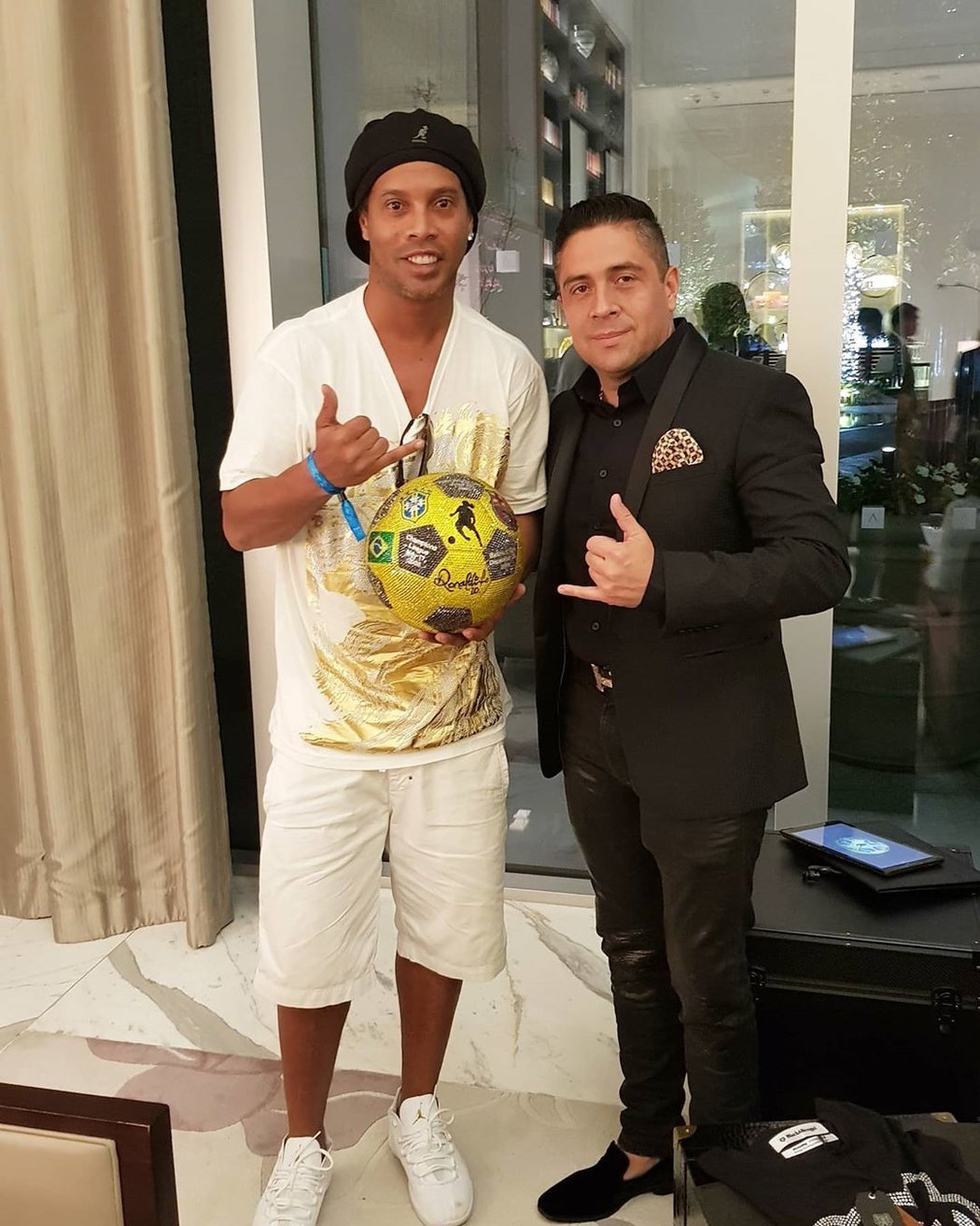 Ronaldinho s umělcem Mauriciem Benitezem