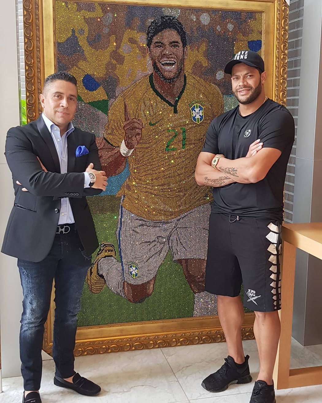 Brazilský fotbalista Hulk s umělcem Mauriciem Benitezem