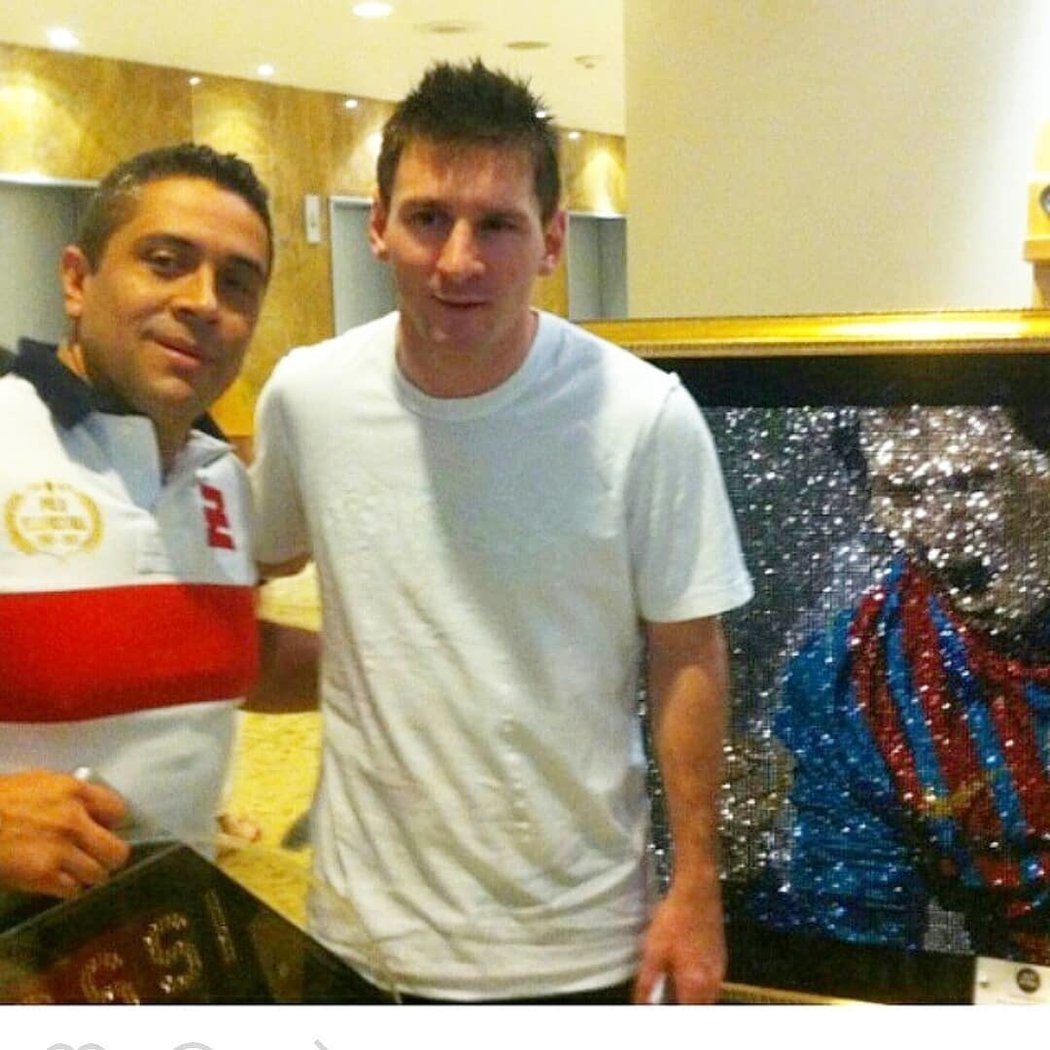 Lionel Messi s umělcem Mauriciem Benitezem