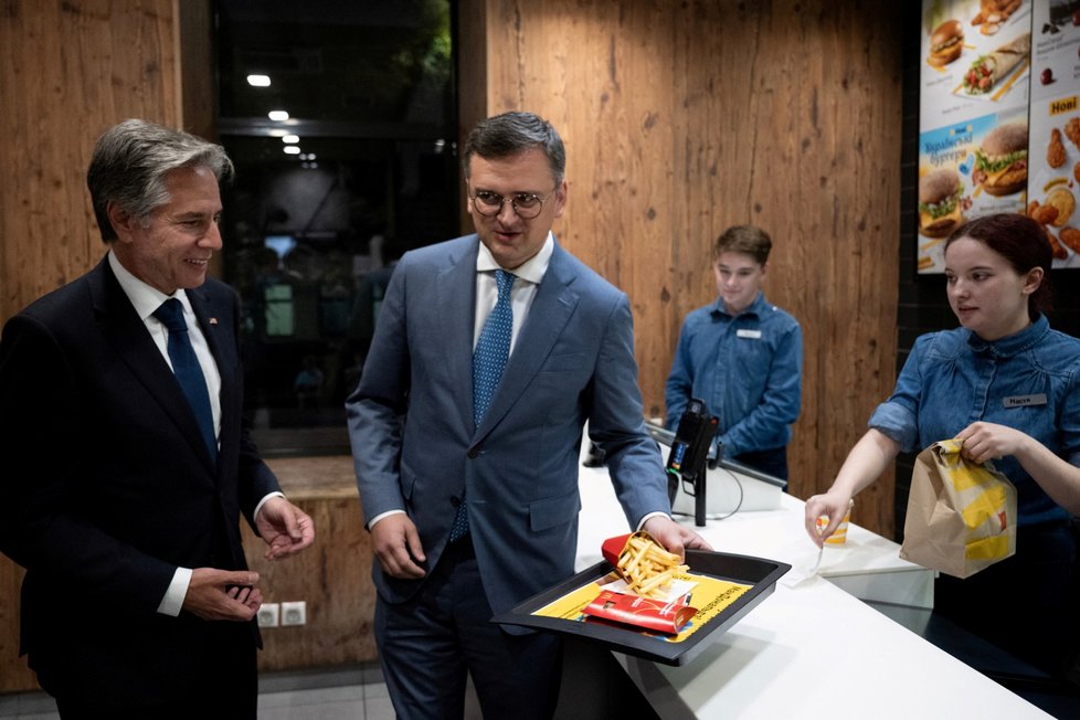Ministři zahraničí Ukrajiny a USA, Dmytro Kuleba s Antonym Blinkenem zašli v Kyjevě do McDonaldu (6. 9. 2023).