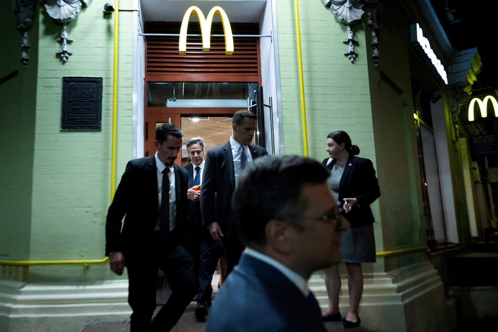 Ministři zahraničí Ukrajiny a USA, Dmytro Kuleba s Antonym Blinkenem zašli v Kyjevě do McDonaldu (6. 9. 2023).