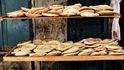 Chleba se produkuje ve velkém a mnoho vlád drží jeho cenu uměle dole, aby nasytily všechen lid
