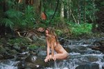 Nahá blogerka žije v džungli a pije z řeky. Fanoušci jí tento život závidí