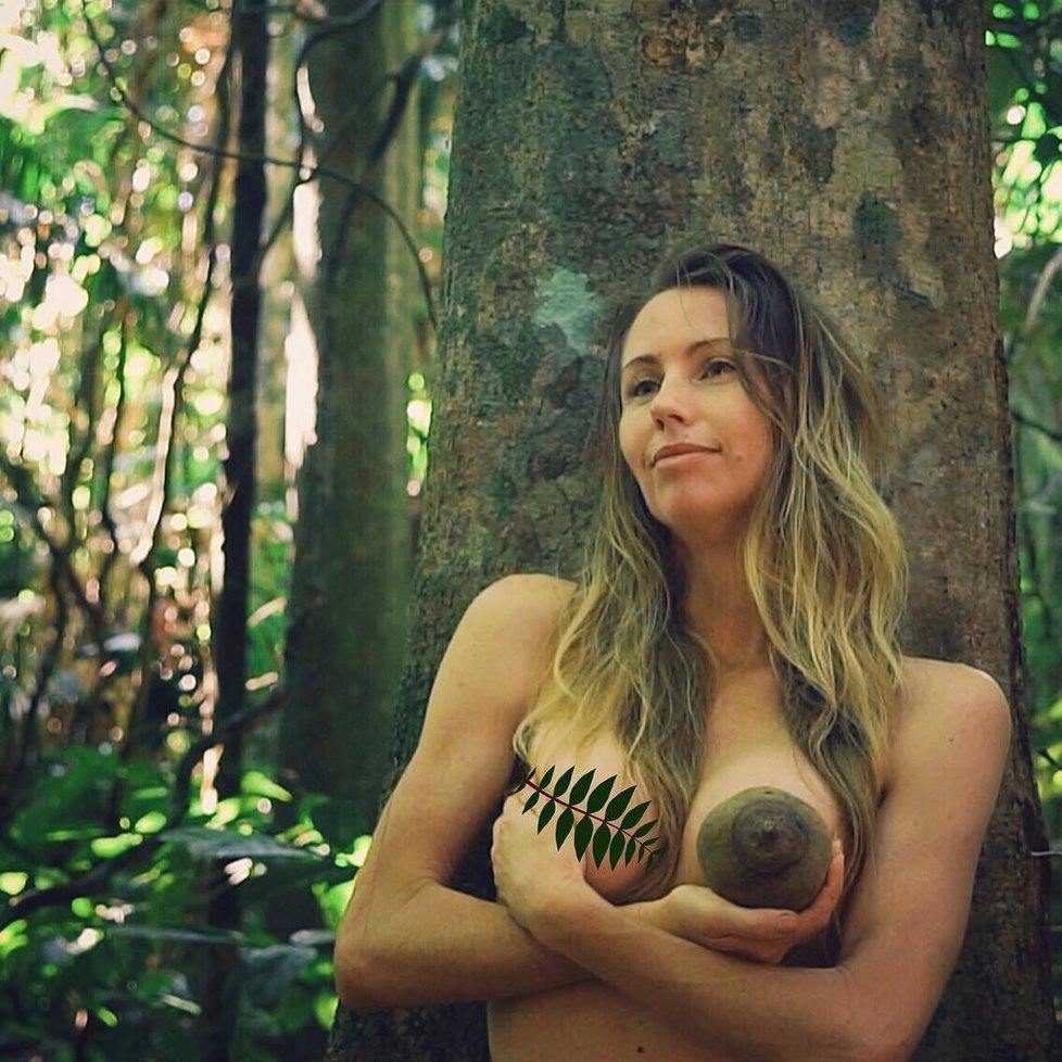 Nahá blogerka žije v džungli a pije z řeky. Fanoušci jí tento život závidí
