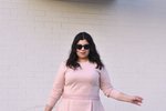 Plus size blogerka Jay Miranda, která píše nejraději o mateřství, ale móda jí rozhodně není vzdálená