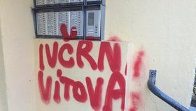 Vandalové označili dům, ve kterém bydlí Lucie Vítová, členka Bloku proti islámu.