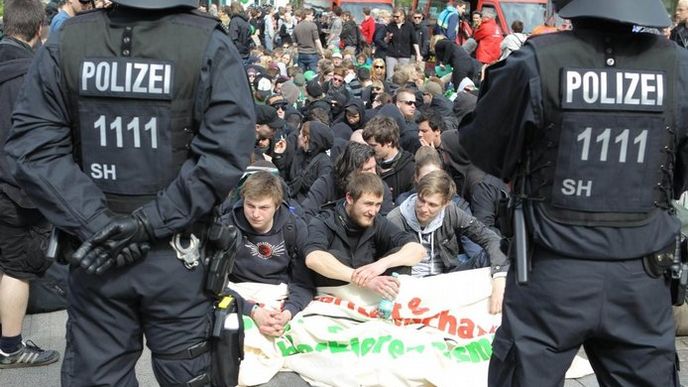 Blokáda ulice v německém Neumünsteru