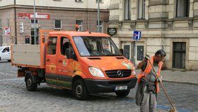 Od dubna začíná v Praze každoroční blokové čištění ulic. Zatímco loni to nebylo nutné kvůli koronaviru, letos budou muset řidiči přeparkovat. (ilustrační foto)