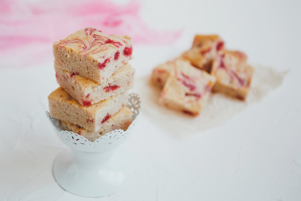 Blondies s bílou čokoládou a malinami