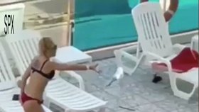 Rozzuřená blondýna házela do hotelového bazénu lehátka a stoly. Vyhodili ji za to.