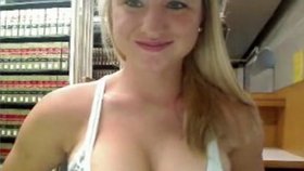 Porno za bílého dne: Blondýna natáčela v knihovně!