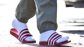 Orlando Bloom vyšel do ulic jako typický Čech, v ponožkách a pantoflích.