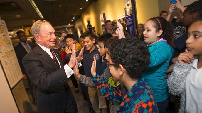Někdejší starosta New Yorku Michael Bloomberg se zdraví se školáky. 