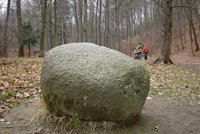 Ze zámeckého parku v Raduni ukradli obří bludný Čertův kámen! Byl tam od doby ledové
