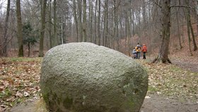 Obří Čertův balvan, který byl stovky let symbolem Raduně na Opavsku, někdo ukradl.