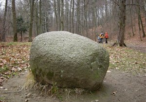 Obří Čertův balvan, který byl stovky let symbolem Raduně na Opavsku, někdo ukradl.