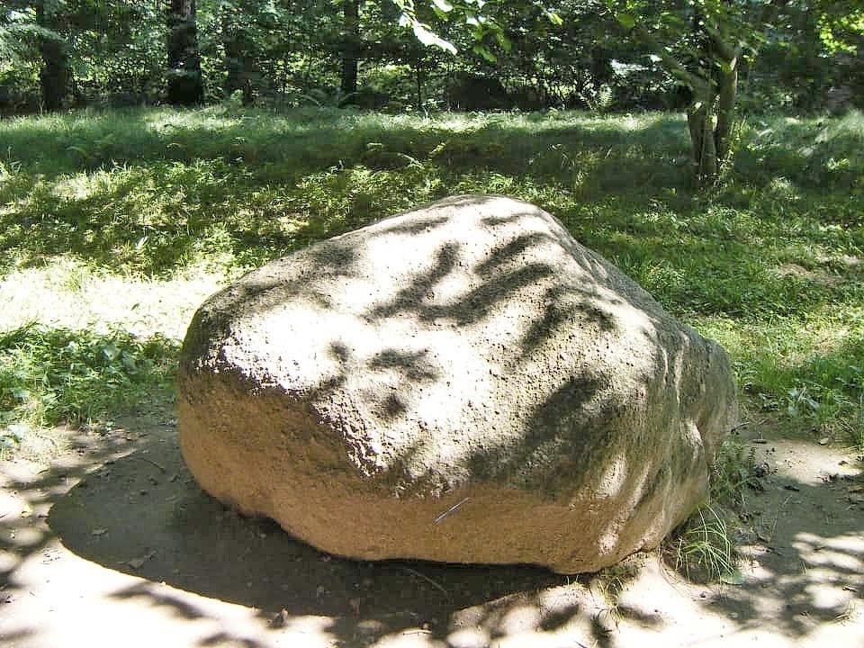 Obří Čertův balvan, který byl stovky let symbolem Raduně na Opavsku, někdo ukradl.