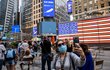 Let se promítal na obří obrazovku na newyorském Times Square.