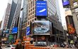 Let se promítal na obří obrazovku na newyorském Times Square.