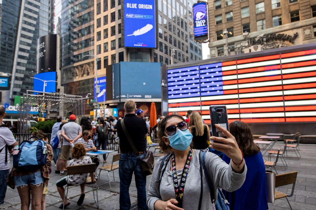 Let se promítal na obří obrazovku na newyorském Times Square.