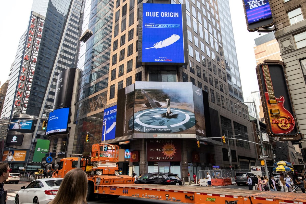 Let se promítal na obří obrazovku na newyorském Times Square.