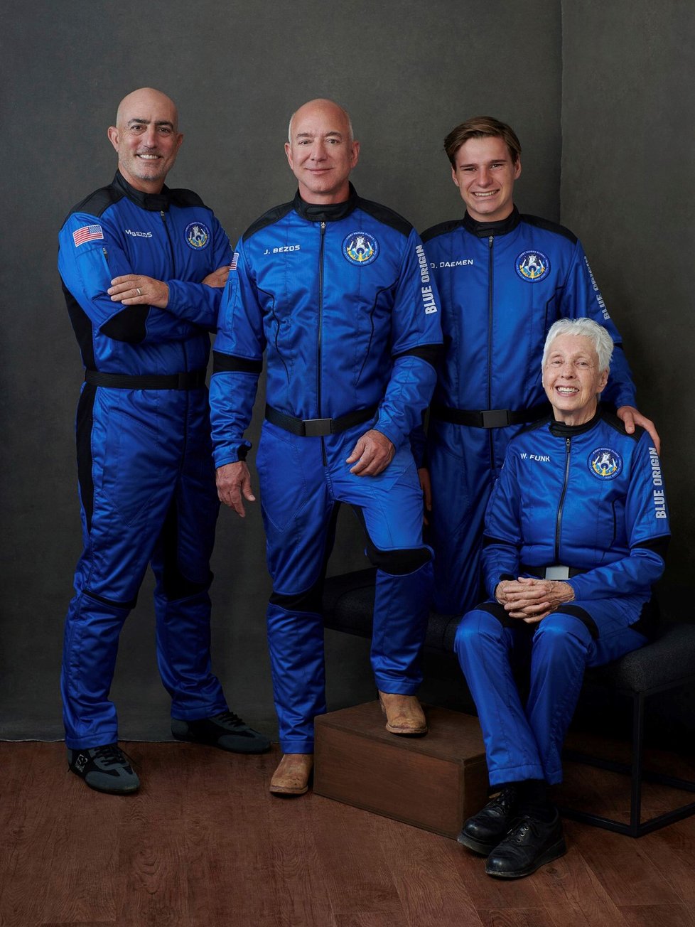 První posádka Blue Origin: zleva Mark Bezos, Jeff Bezos, Oliver Daemen a Wally Funková.