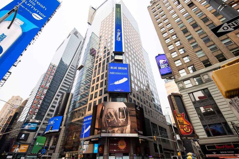 Let se promítal na obří obrazovku na newyorském Times Square.