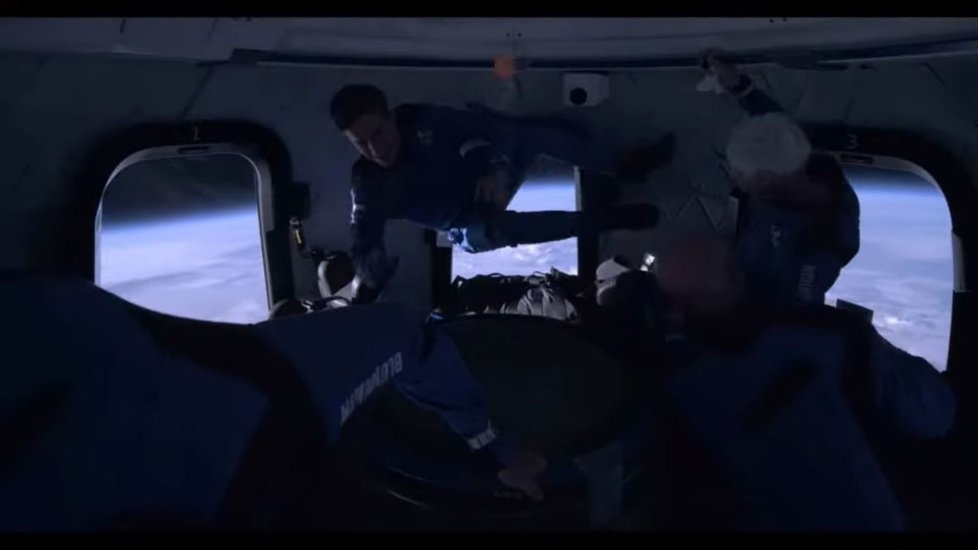 První posádka firmy Blue Origin: radovánky ve vesmíru.