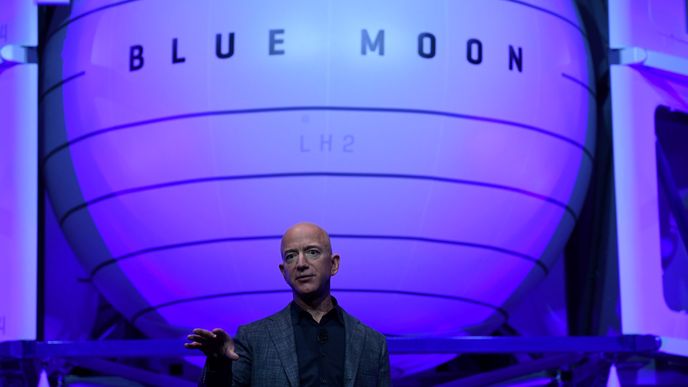 Jeff Bezos se na palubě rakety společnosti Blue Origin vydá do vesmíru.