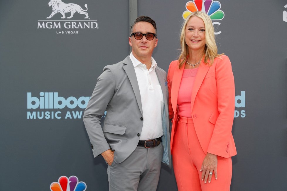 Předávání Billboard Music Awards 2022: Adam Stotsky a Jen Neal