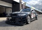 BMW 1M3 je závodní unikát z České republiky. Za volant můžete sednout i vy