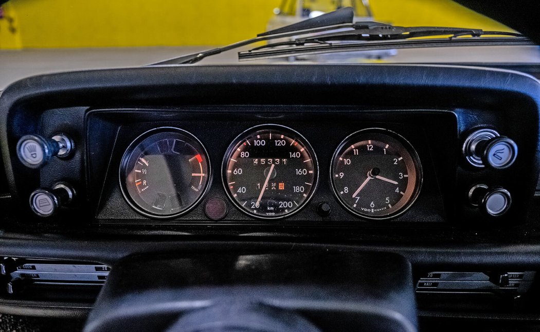 Standardní verze vozu má v pravém budíku hodiny. Verze Turbo už má na tomto místě otáčkoměr.
